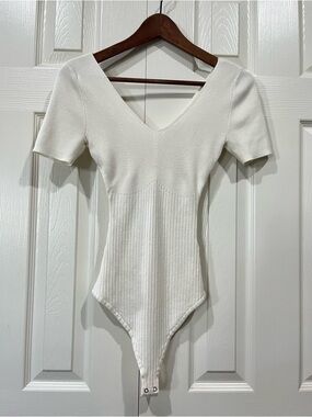 Abercrombie & Fitch Cream Ribbed V-Neck Short Sleeve Bodysuit Medium